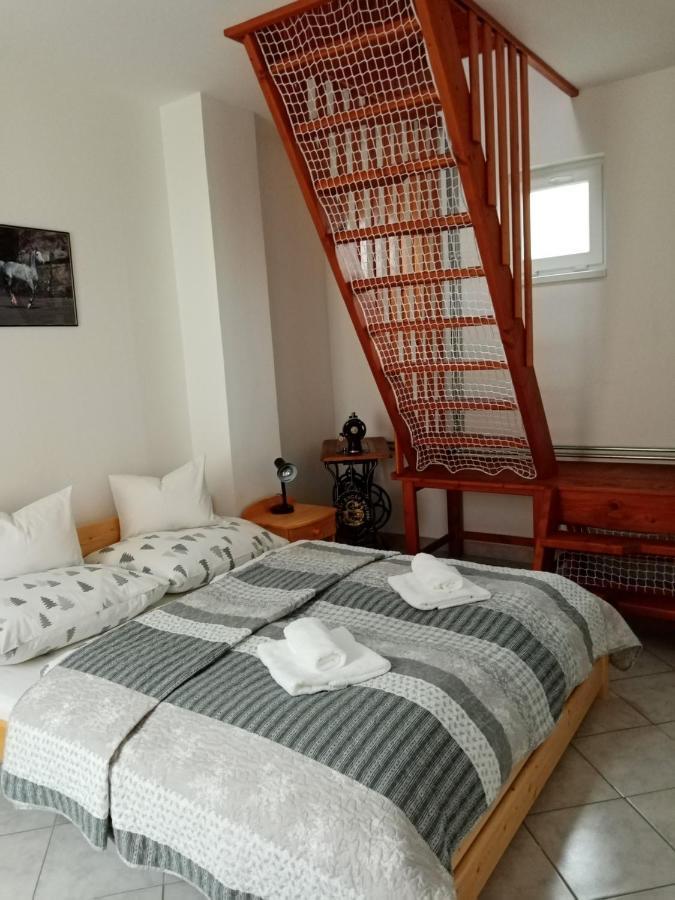 Eoetvoes Nyaralo Villa Siófok Exteriör bild