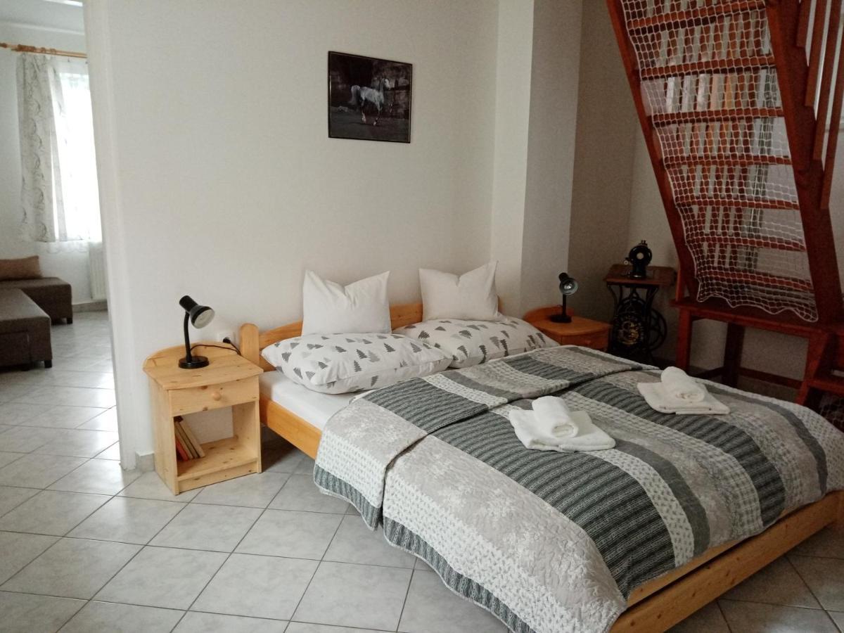 Eoetvoes Nyaralo Villa Siófok Exteriör bild