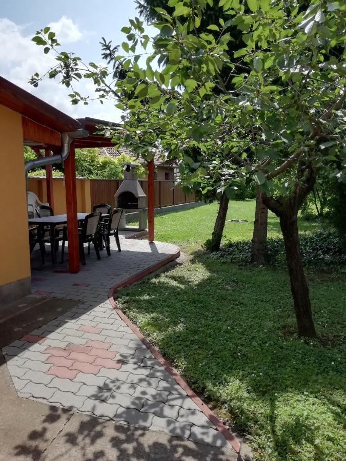 Eoetvoes Nyaralo Villa Siófok Exteriör bild