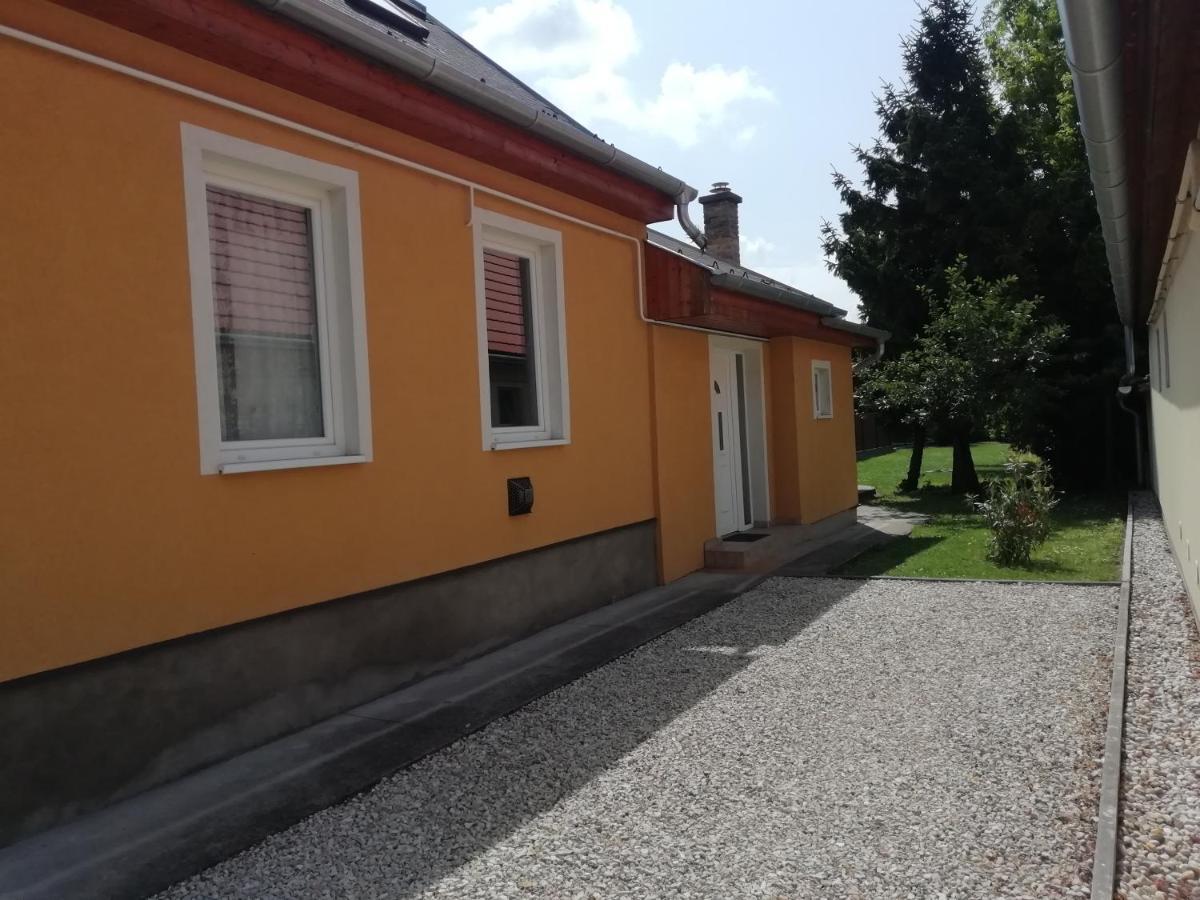 Eoetvoes Nyaralo Villa Siófok Exteriör bild